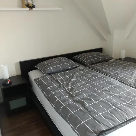 Etage Met Slaap, En Badkamer * Sommelsdijk